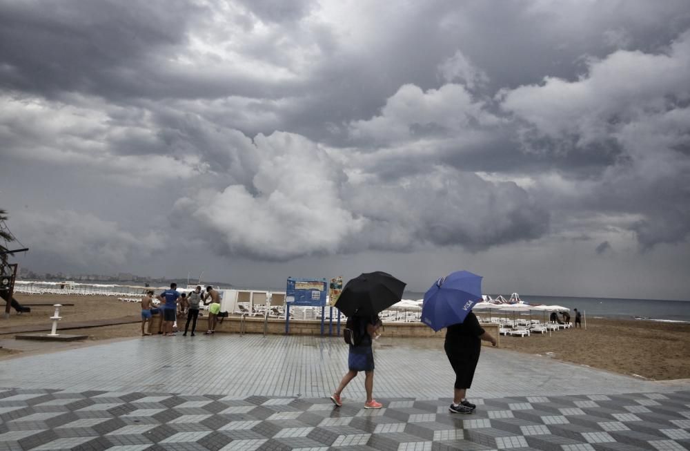 Alerta por tormentas y lluvia de 20 litros por metro cuadrado en una hora en Alicante