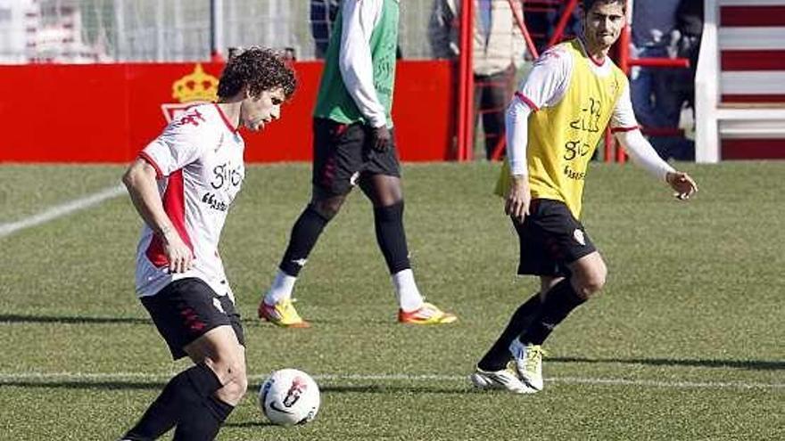 Rivera avanza con el balón, acompañado de Nacho Cases y Mendy.