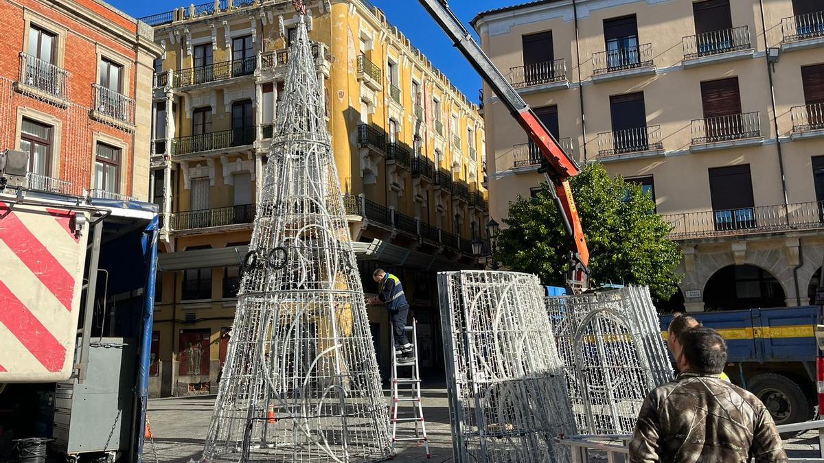 Instalación del árbol de Navidad en Zamora.