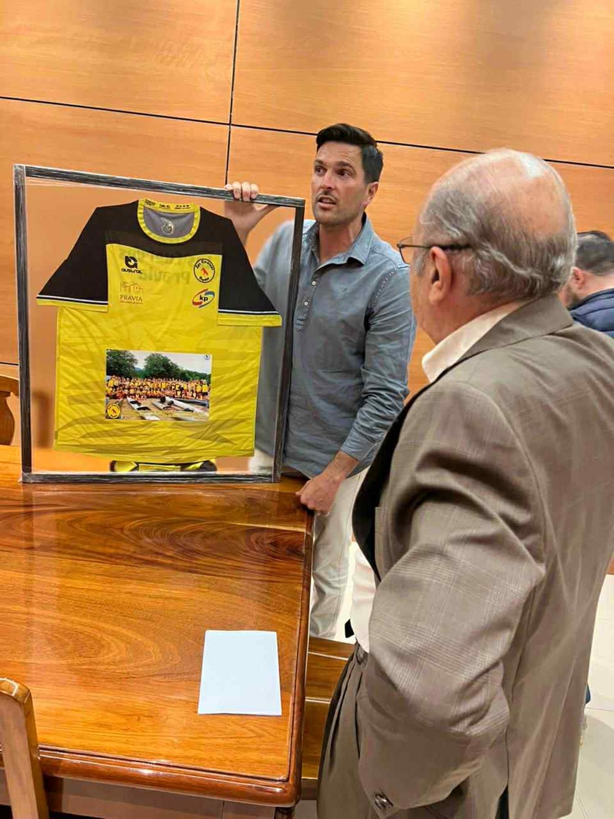 Alfonso Vivero con la camiseta de Los Cuervos durante la entrega de la camiseta al Centro Asturiano de México