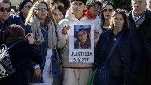 Amigos y familiares de Sharit y Rosmed, durante el minuto de silencio convocado por el Ayuntamiento de Jaén despué de que ambas se suicidaran el pasado sábado en un parque de la ciudad.