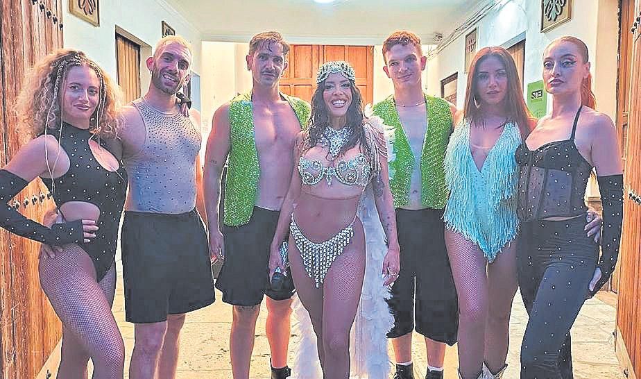 4 Lorena Castell y todo su cuerpo de baile.jpg
