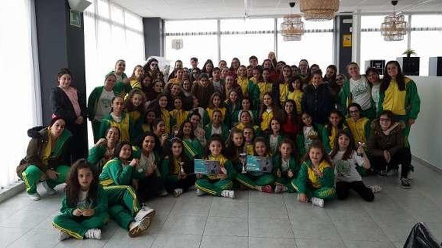 En la fotografía superior, los bailarines de Bambalina. Abajo, foto de familia de los alumnos de Ballerina Coliseum. // Fotos cedidas