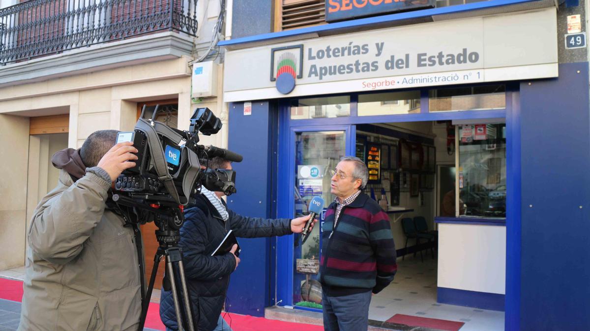 Imagen de archivo de la administración de lotería número 1 de Segorbe, durante una atención a los medios.