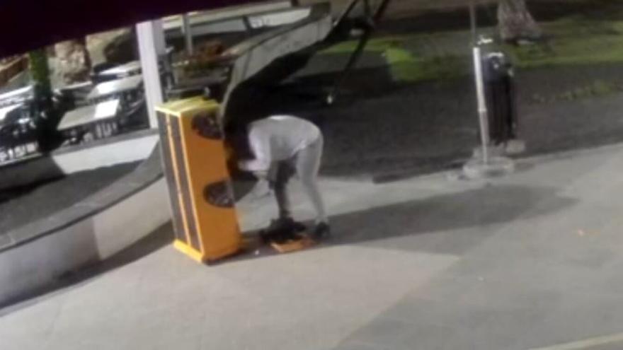Nuevo robo en una máquina expendedora de un centro comercial de Costa Teguise (Lanzarote)