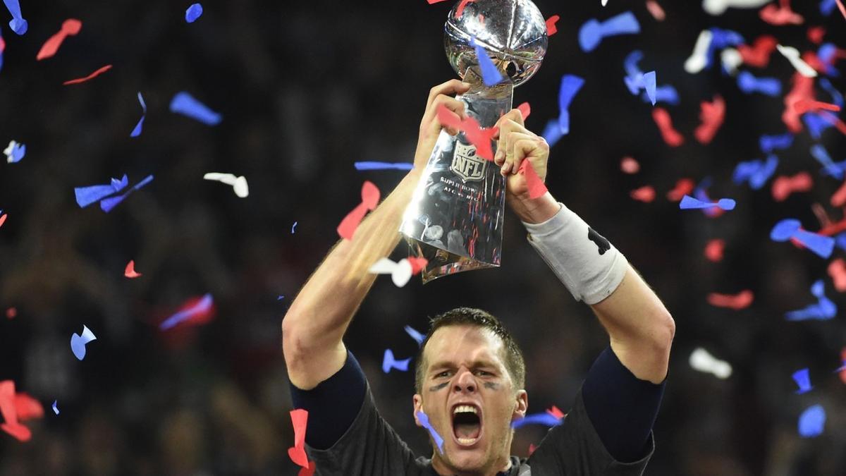 Tom Brady levanta el trofeo Vince Lombardi tras ganar la Super Bowl.