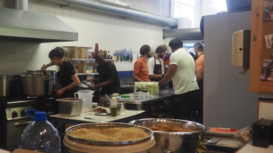Cocina solidaria en una gasolinera abandonada de Beirut para alimentar a desplazados por la guerra: &quot;Sabemos qué hacer en caso de emergencia&quot;