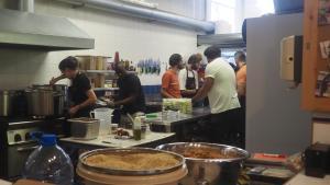 Los voluntarios de Nation Station cocinan la comida para distribuirla entre los desplazados a causa de la ofensiva israelí en el Líbano.