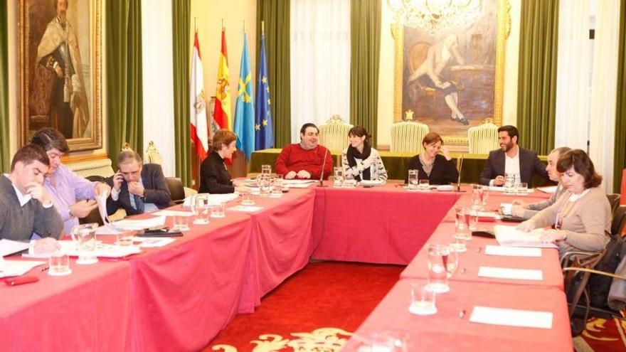 Reunión, ayer, de la mesa de concertación social en el Ayuntamiento.