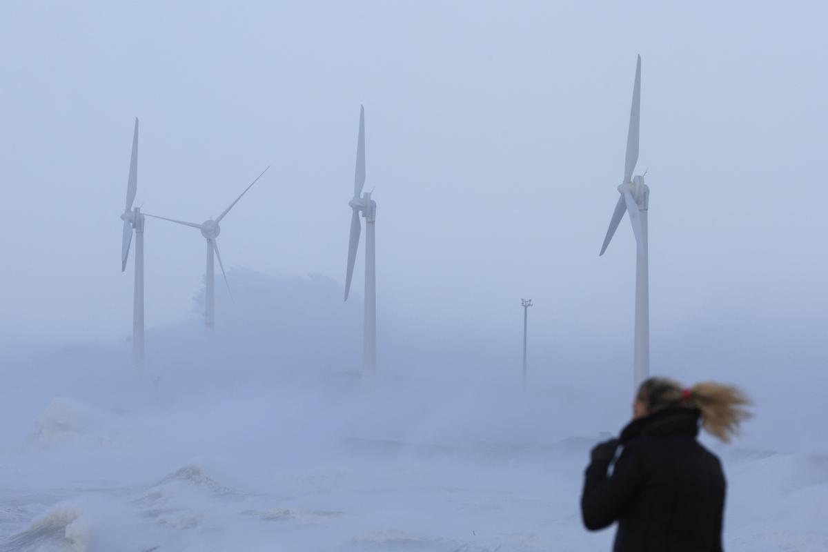 Las olas chocan contra las turbinas eólicas durante la tormenta Eunice en Boulogne-sur-Mer, en Francia   