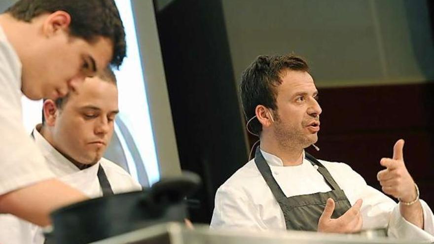 Nacho Manzano, a la derecha, durante su ponencia gastronómica, en Vitoria.