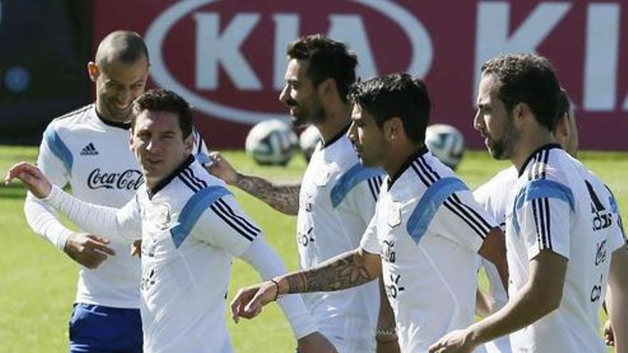 Messi corre junto al céltico Augusto Fernández, durante el entrenamiento de ayer.