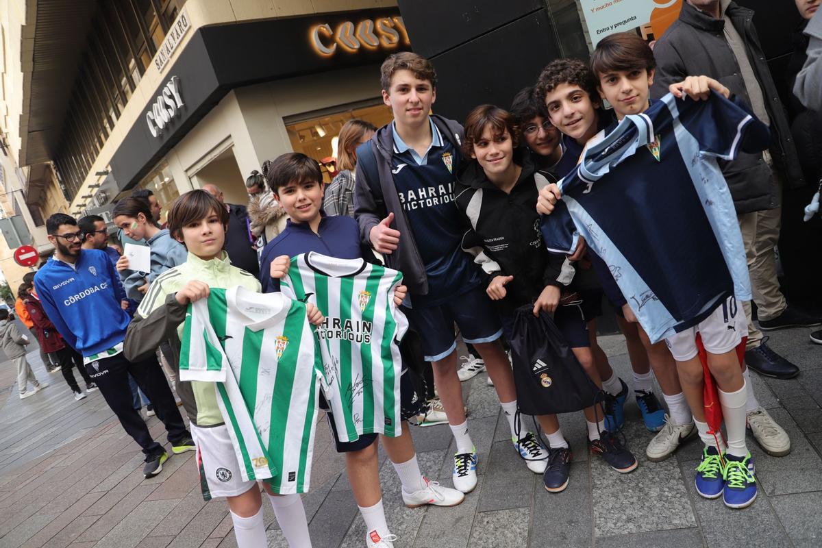 La firma de autógrafos de Iker Álvarez y Mikel Goti, en imágenes