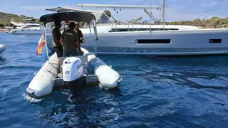 Nueve denuncias por fondear sobre posidonia en la bahía de Sant Antoni y Cala Bassa