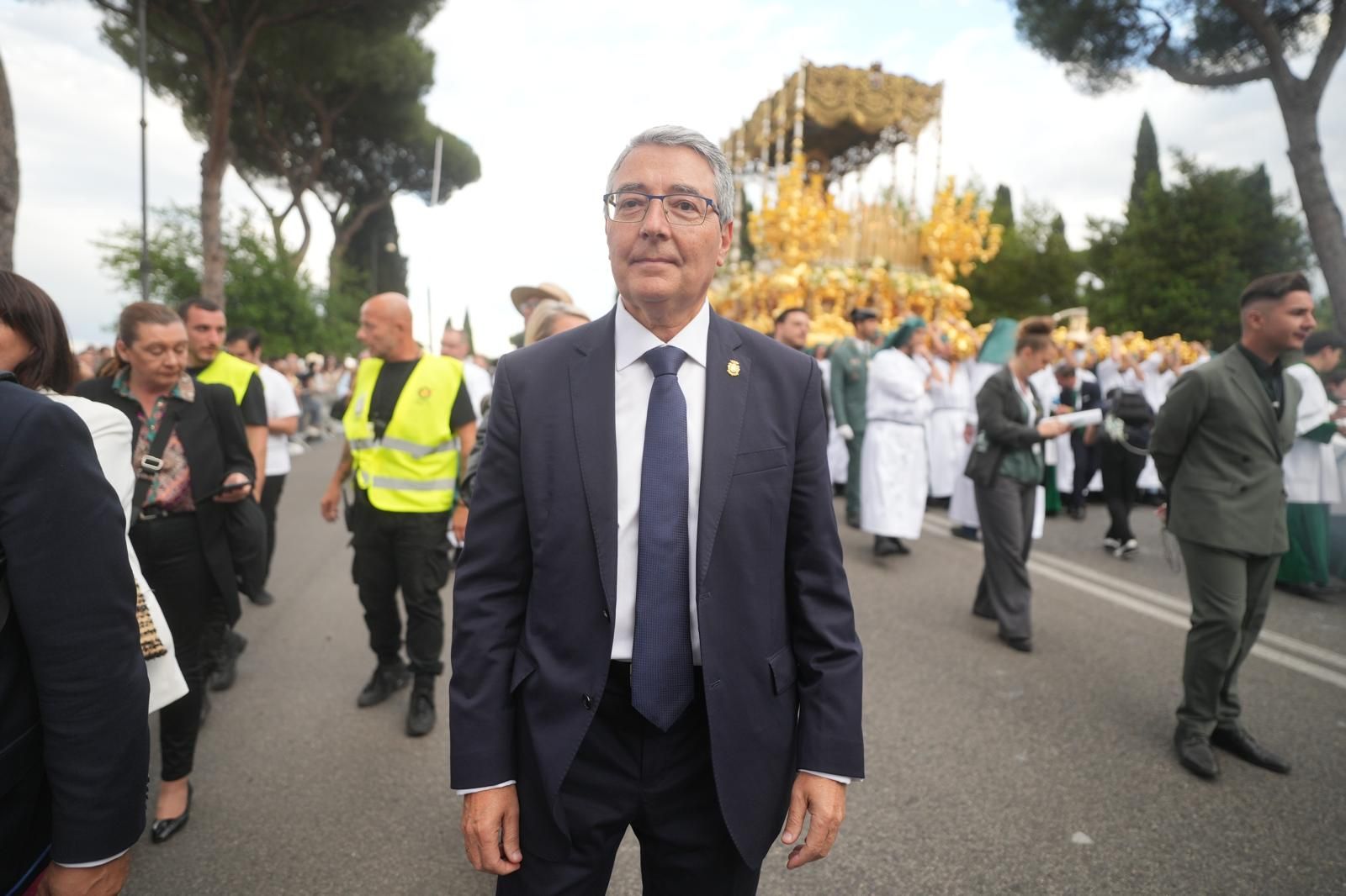 Autoridades en la procesión del Jubileo, con el presidente de la Junta de Andalucía, Juanma Moreno; y la vicepresidenta del Gobierno, María Jesús Montero, acompañados de los alcaldes de Málaga, Francisco de la Torre; Sevilla, José Luis Sanz; el presidente de la Diputación de Málaga, Francisco Salado; y el director general de Fundación Unicaja, Sergio Corral.