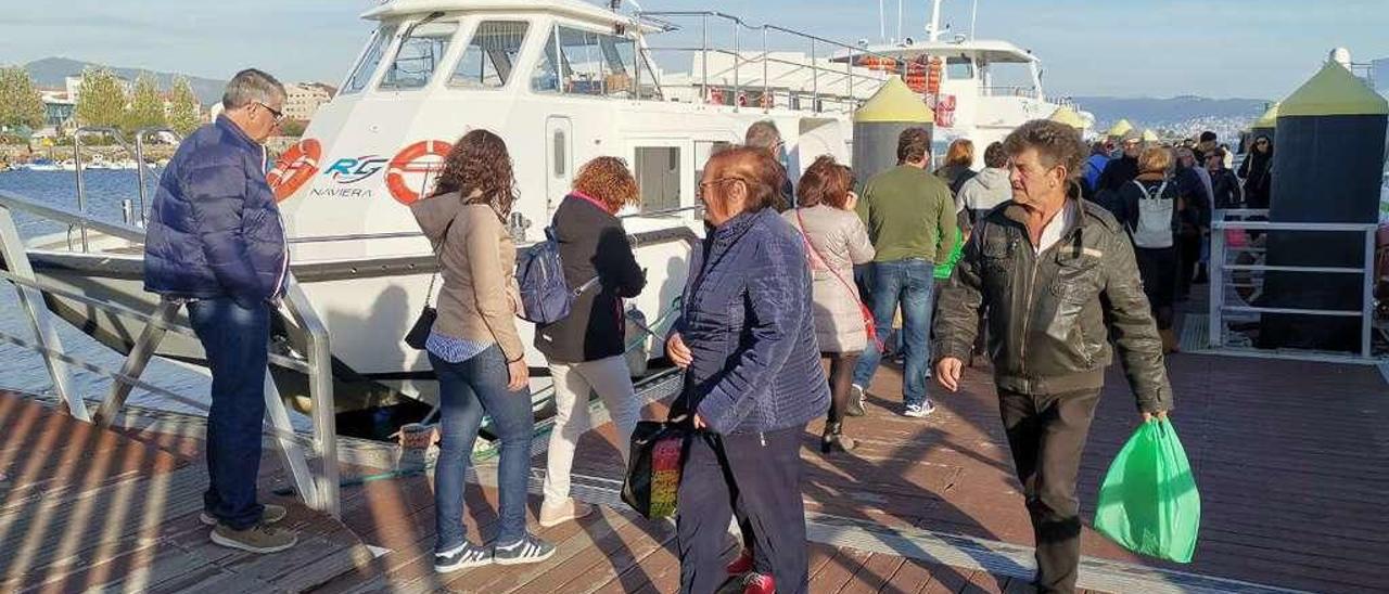 Viajeros entrando y saliendo ayer del barco de transporte de ría entre Vigo y Cangas. // Santos Álvarez