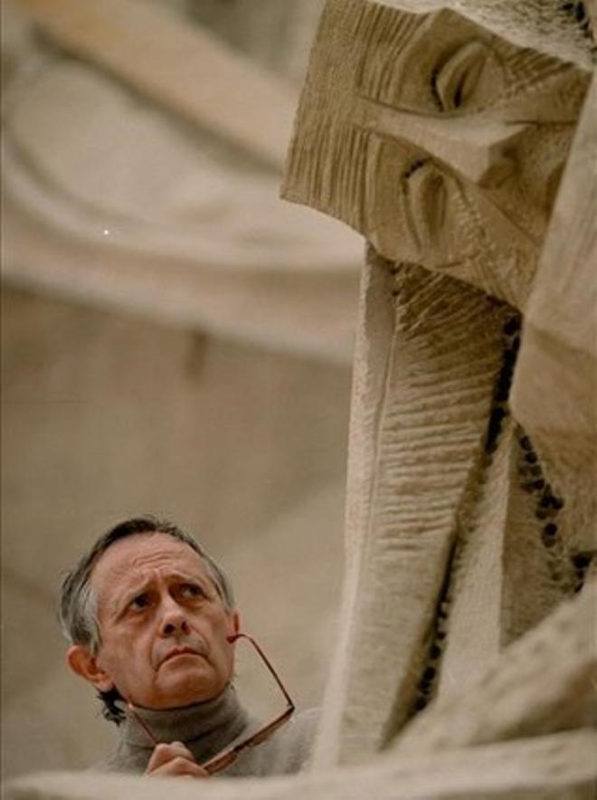 El escultor Josep Maria Subirachs, ante una de sus esculturas de la fachada de la Passió de la Sagrada Família.