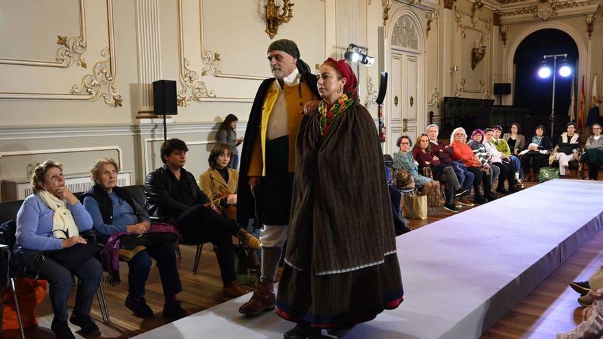 Un momento de la exhibición de trajes tradicionales gallegos. |  Rafa Vázquez