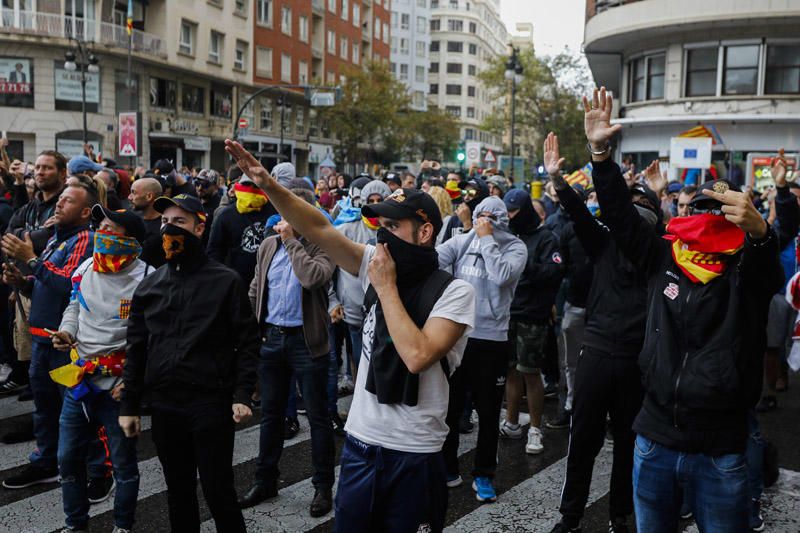 9 d'Octubre: Tensión en las manifestaciones en el centro de València