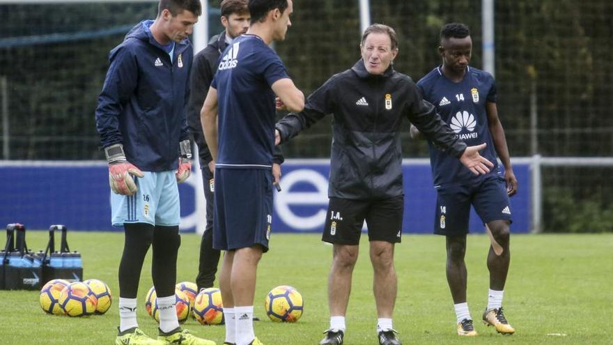 El técnico oviedista, dando indicaciones a sus jugadores durante un entrenamiento.