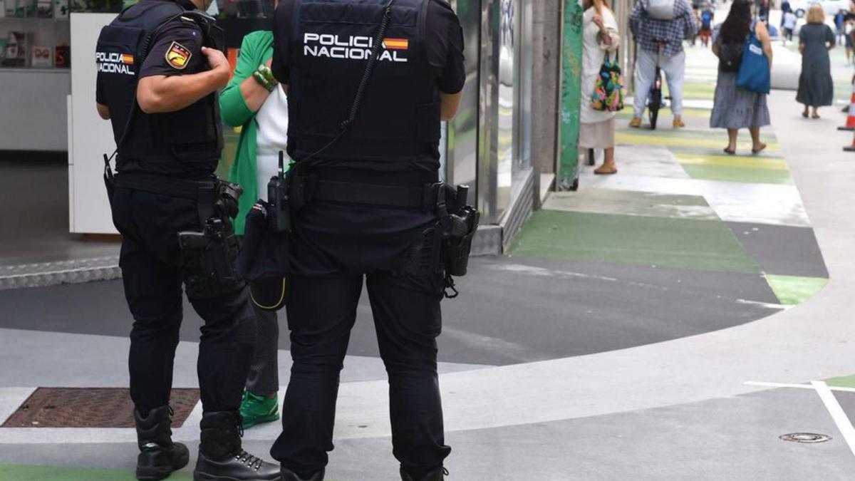 Policías en la zona de Cuatro Caminos. | // VÍCTOR ECHAVE