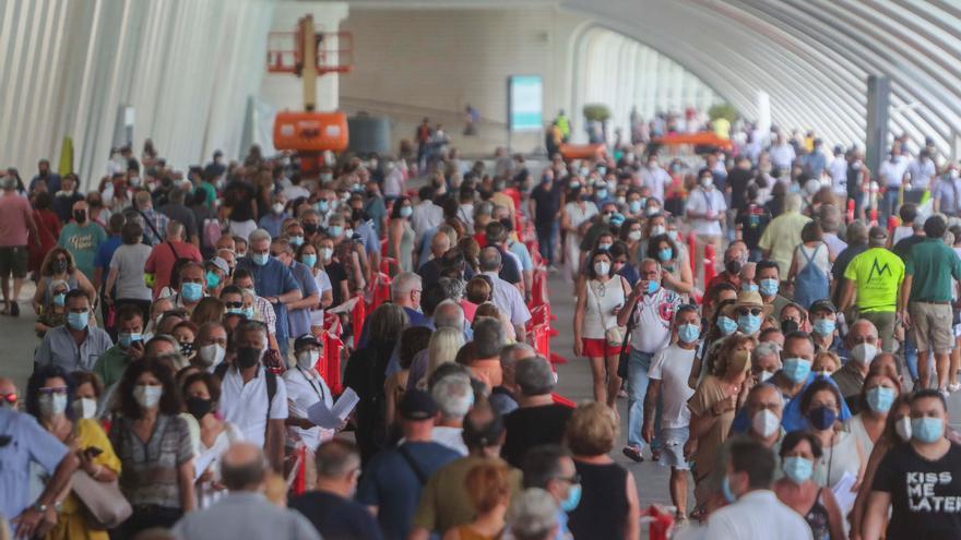 Grandes colas en el vacunódromo de la Ciutat de les Arts i les Ciències