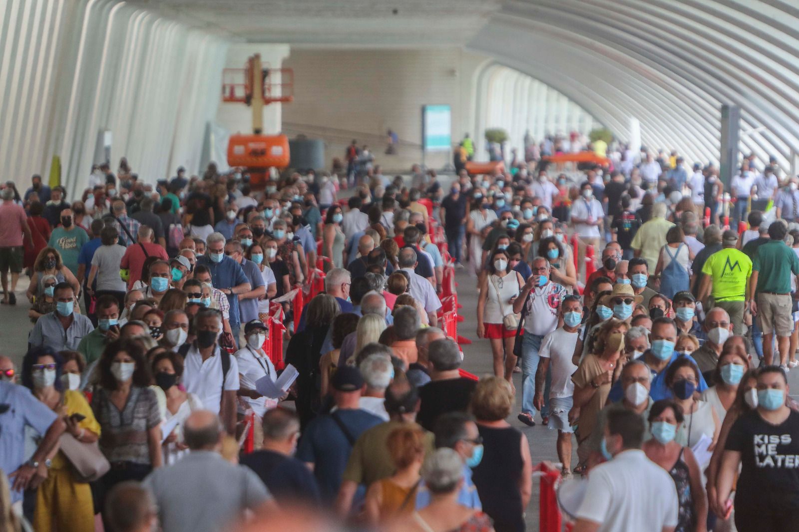 Grandes colas en el vacunódromo de la Ciutat de les Arts i les Ciències