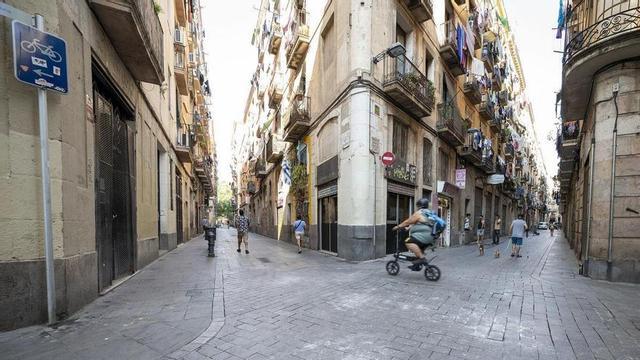 Intersecció dels carrers de la Lluna, Lleó i Ferlandina al barri del Raval que no tenen cap arbre, en una imatge d’arxiu.