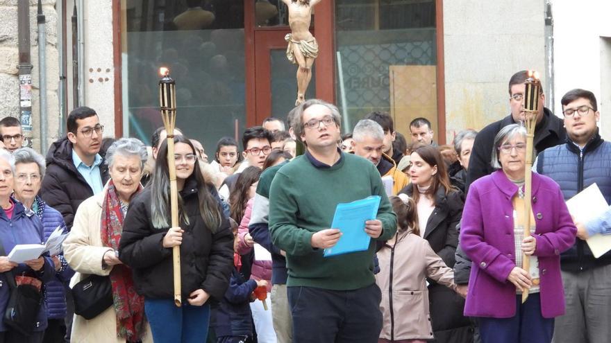 La Semana Santa religiosa “empieza” con un Vía Crucis multitudinario en Ourense