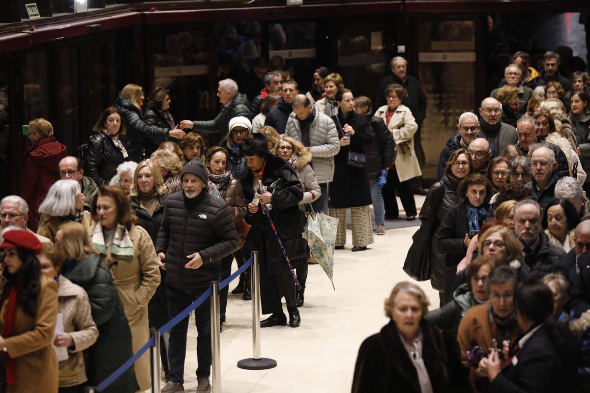 Colas para entrar a un concierto del Auditorio.