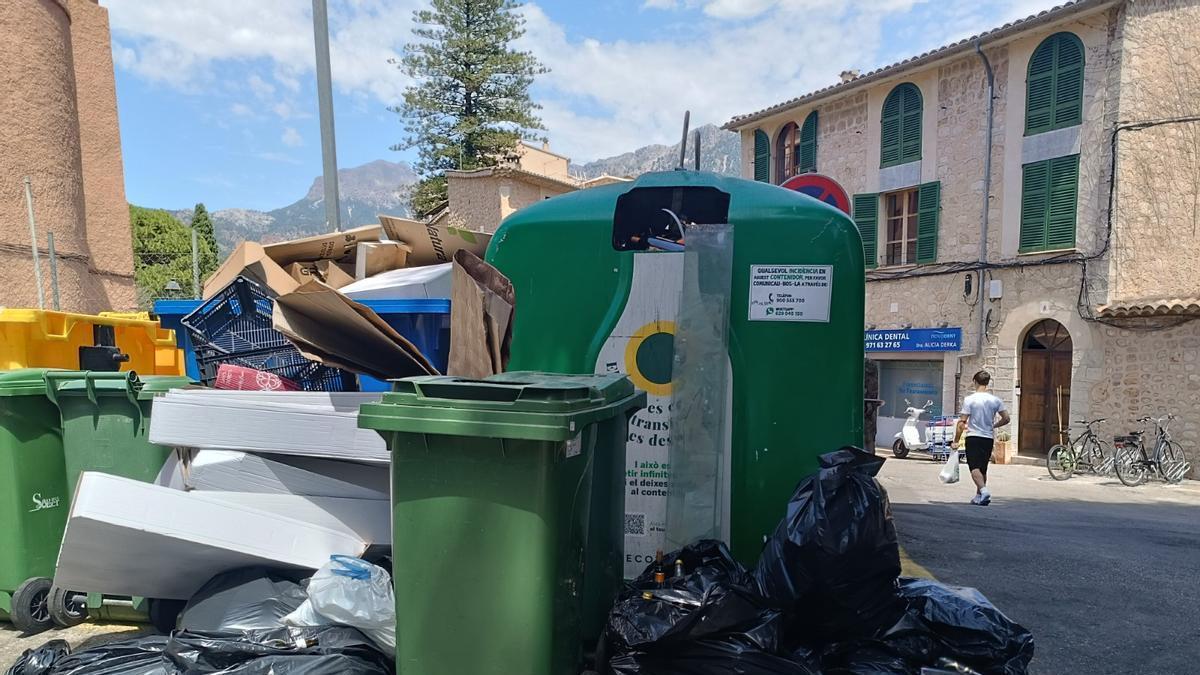 Contenedores desbordados de basura, en Sóller.