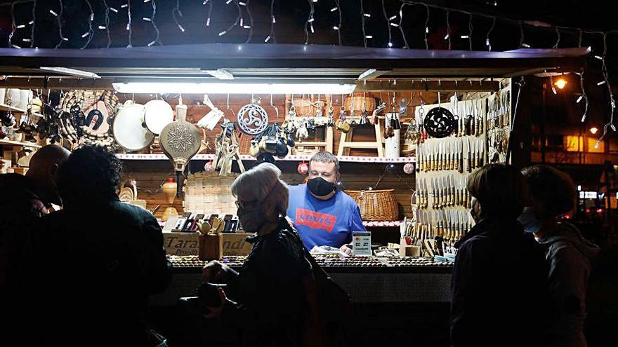 Uno de los puestos de la feria de artesanía de Avilés.