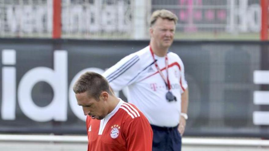 El entrenador del FC Bayern Munich, Louis van Gaal (atrás), junto a Franck Ribery durante un entrenamiento.