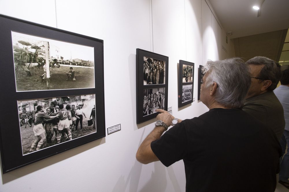 Exposición fotográfica del Atlético Saguntino, que repasa los 100 años del club, con los archivos de Ismael Rodrigo y José Tarazona.