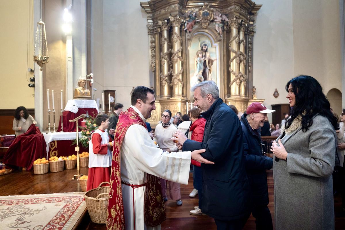 El presidente de Aragón, Jorge Azcón, este jueves durante la misa en honor a San Vicente en Huesca, junto a la alcaldesa Lorena Orduna.