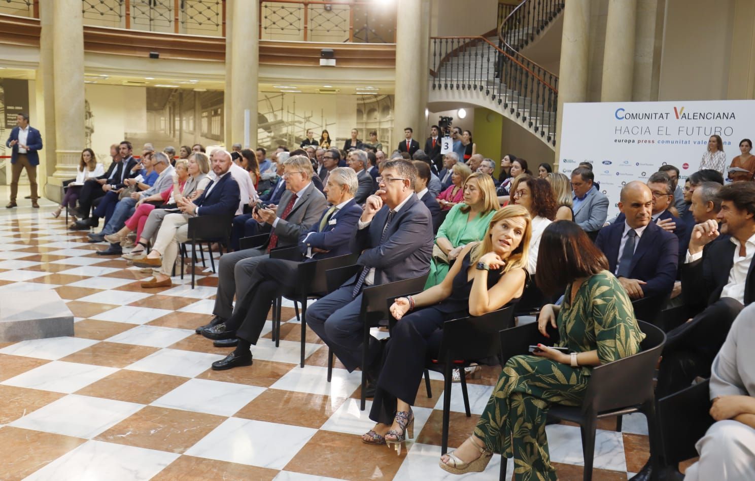 Ximo Puig inaugura la "Jornada Comunitat Valenciana hacia el futuro" en el Palacio de las Comunicaciones