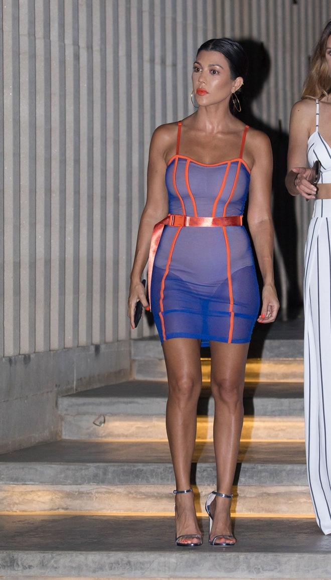 Kourtney Kardashian con vestido neón de Fashion Nova durante sus vacaciones en Cabo
