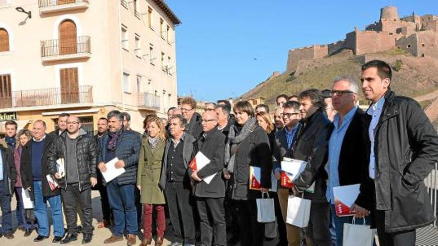 Els alcaldes de l&#039;AMI, amb la candidata a presidenta, Neus Lloveras, al centre, amb el castell de Cardona al fons