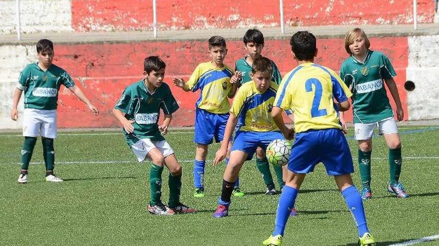 Un partido del Torneo Alevín del Alondras. // Gonzalo Núñez