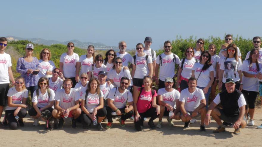 Foto de familia de una caminata anterior de la organización.