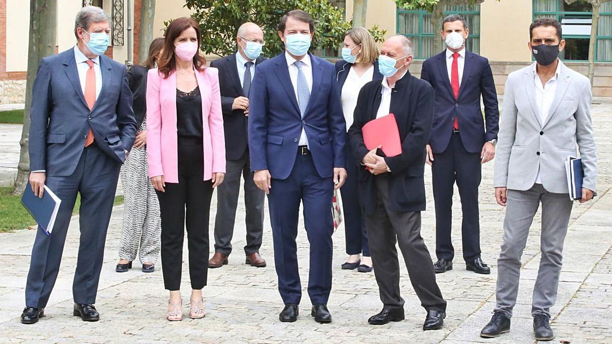 El presidente Alfonso Fernández Mañueco, en primer término, junto a los secretarios de UGT y CC OO, Faustino Temprano y Vicente Andrés, el presidente de la CEOE Castilla y León, Santiago Aparicio, y la consejera de Empleo, Carlota Amigo. | |  ICAL