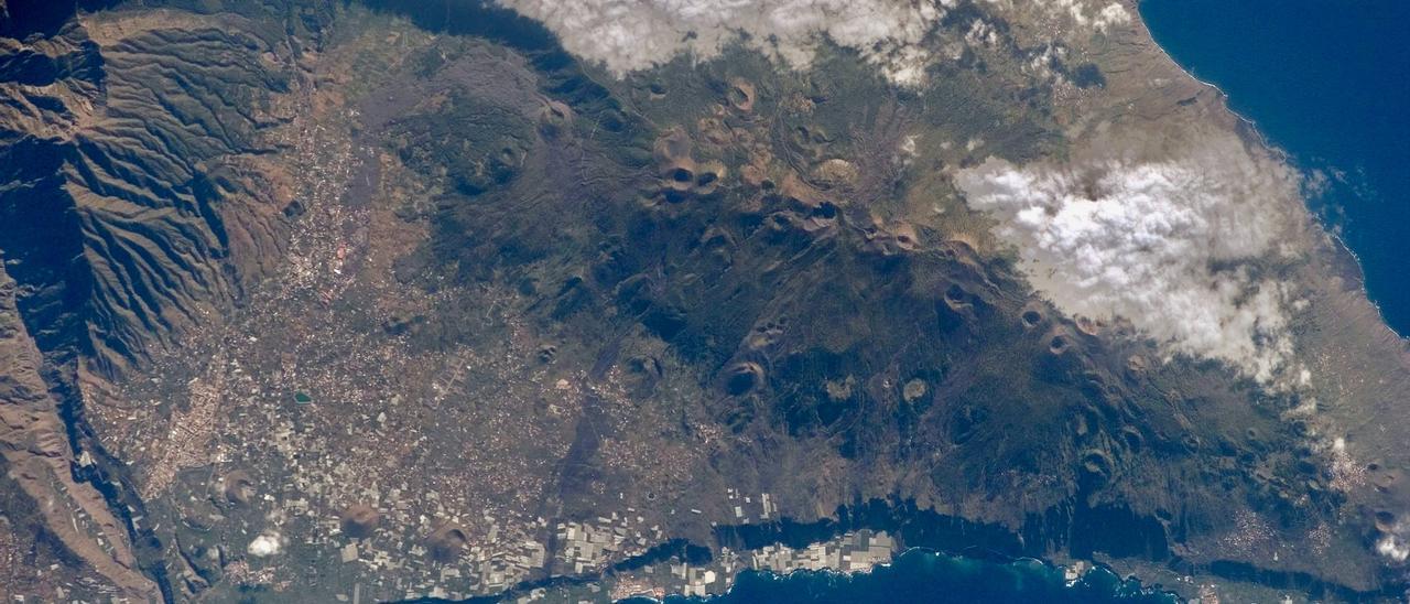 Vista del volcán de Cumbre Vieja en La Palma, donde tienen lugar los terremotos.