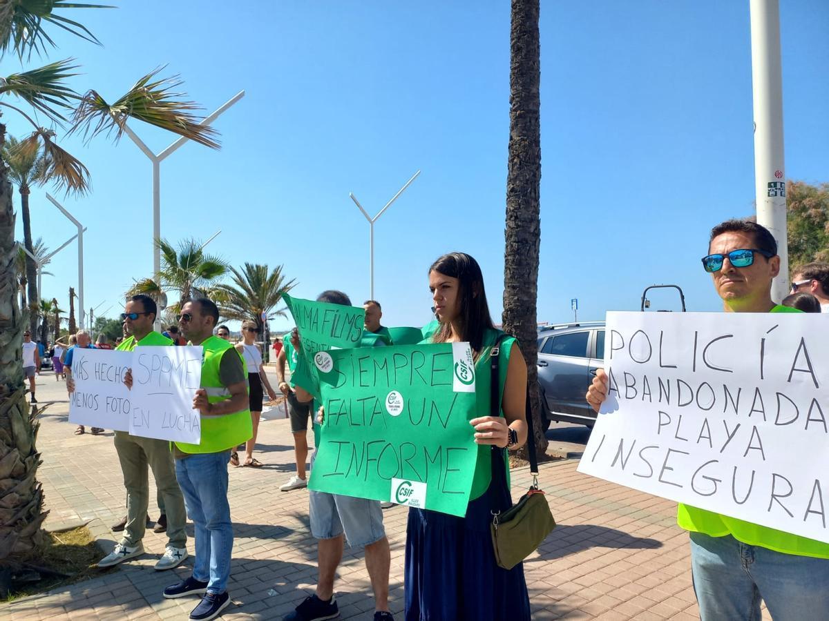 Los sindicalistas de la Policía Local han exhibido pancartas.
