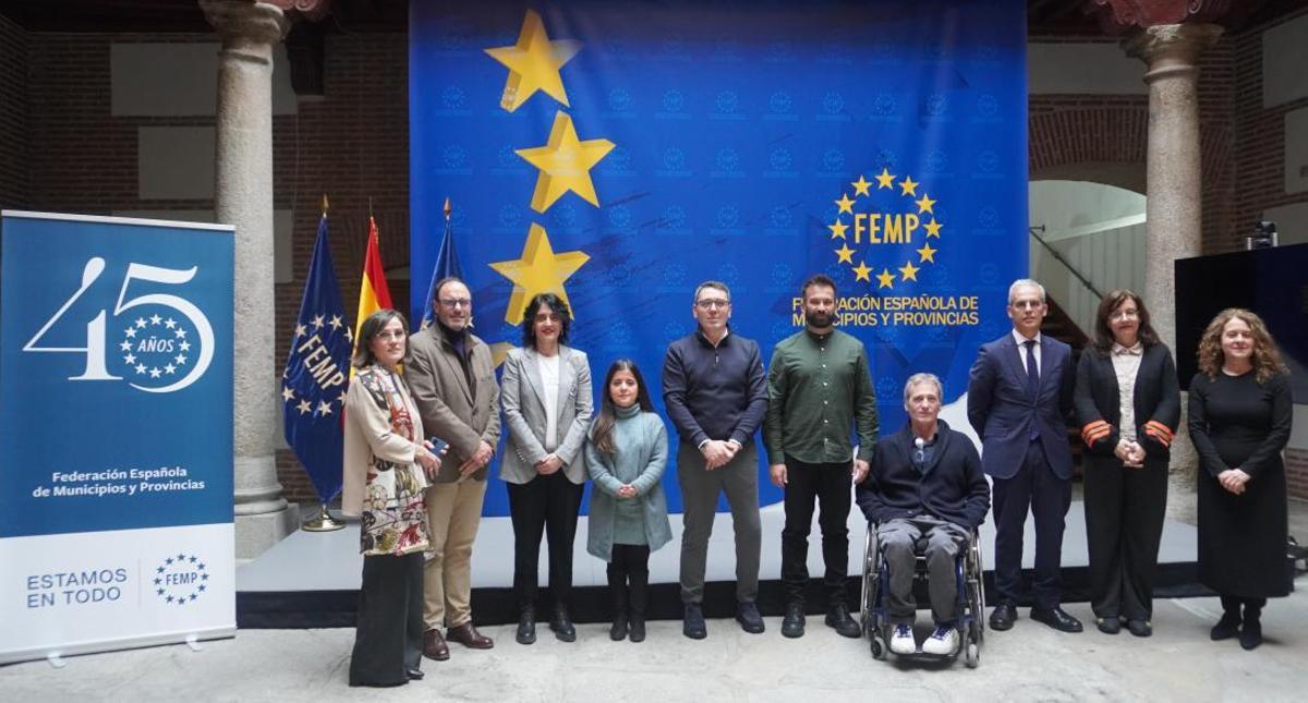 David Gago, quinto por la derecha, al inicio de la comisión de la Federación Española de Municipios y Provincias que preside.