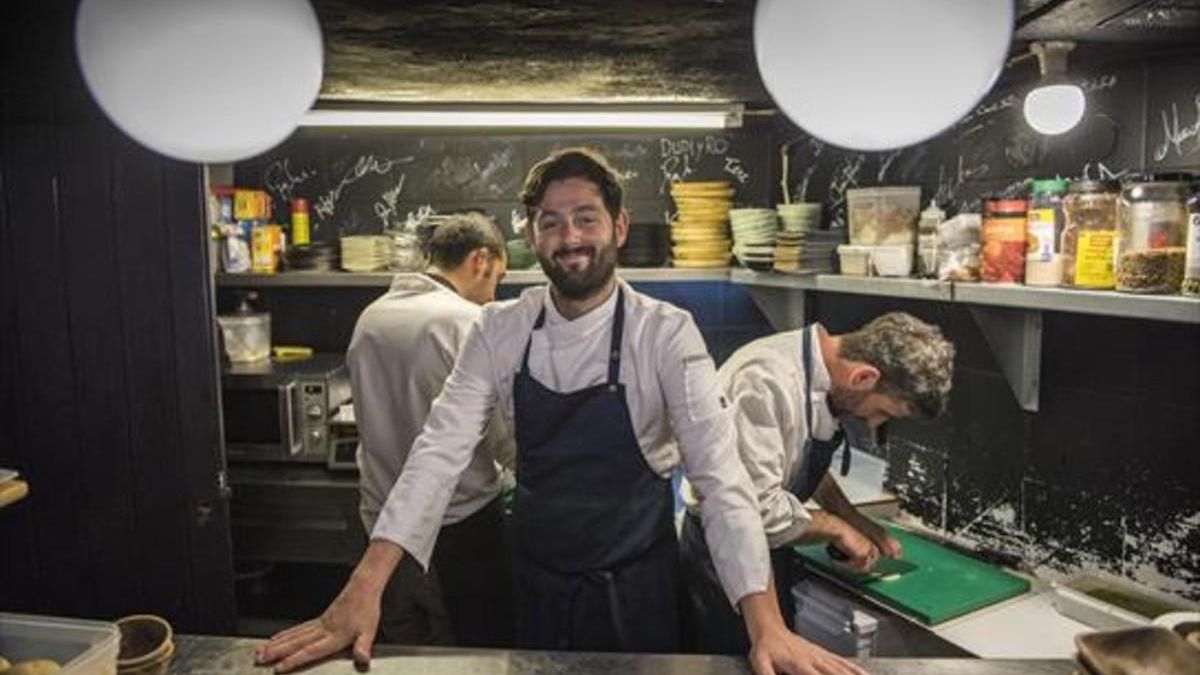 Manu Núñez, en la diminuta cocina de Arume, desde donde salen filigranas.