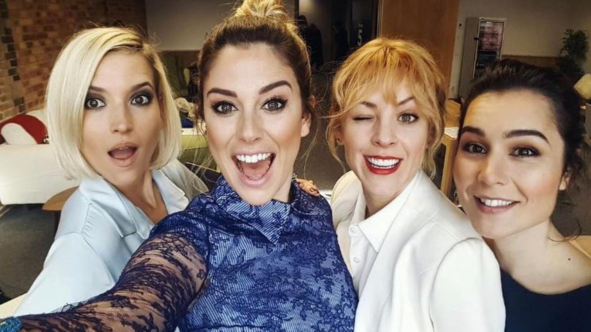 blanca suarez en berlin con el equipo de las chicas del cable