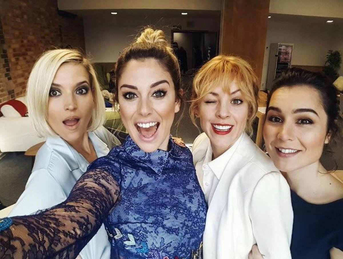 blanca suarez en berlin con el equipo de las chicas del cable