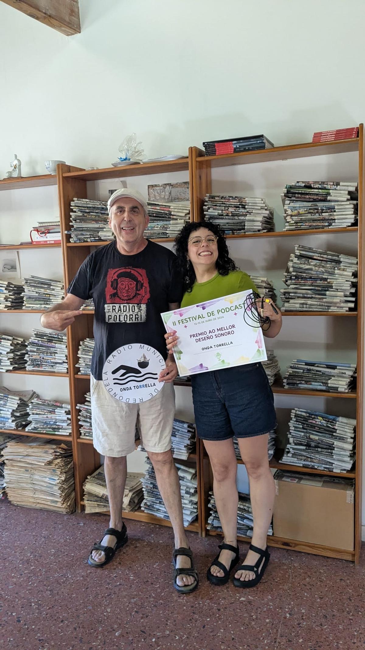 Fon Conde y Alicia Tizón, ayer, con el diploma del premio.