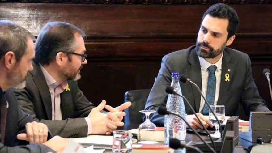 El president del Parlament, Roger Torrent, reunit amb els membres de la mesa.