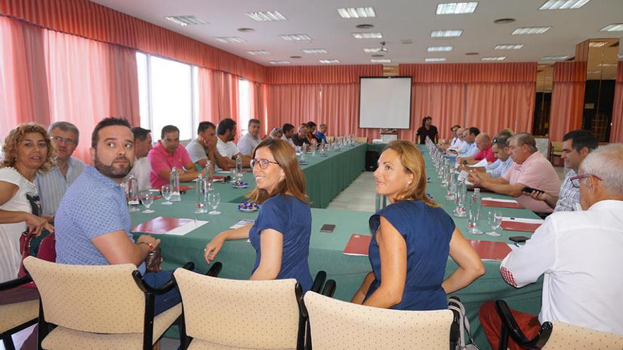 La vicealcaldesa de Cartagena, Ana Belén Castejón (en el centro), durante la reunión.